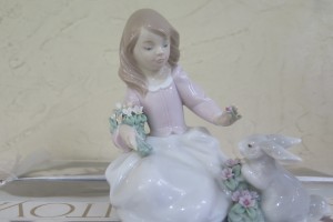 花が破損しているリヤドロのフィギュリンをお買取りさせていただきました。(陶器人形買取/リヤドロ買取)